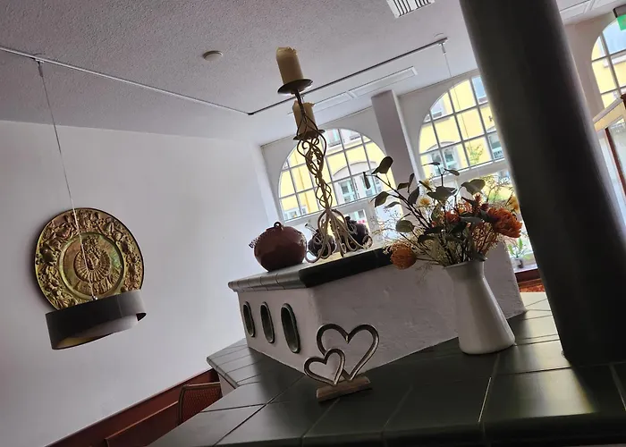 & Restaurant Zur Post Otel 2*